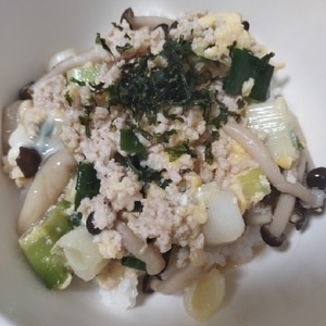 子供も食べやすい、鶏ひき肉の親子丼。野菜もたっぷり